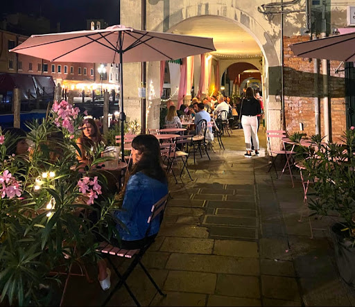 Locale notturno con tavolini all’aperto a Chioggia