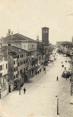 Calle centrale con scorcio su canale a Chioggia