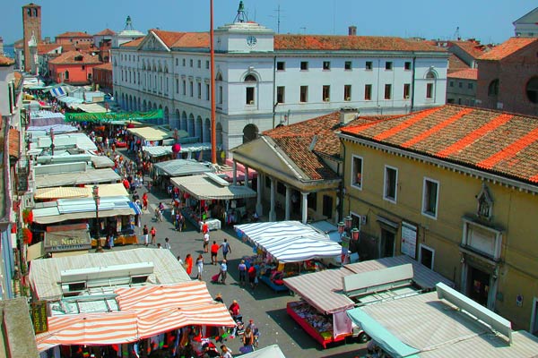 Mercato settimanale all’aperto nel centro di Chioggia