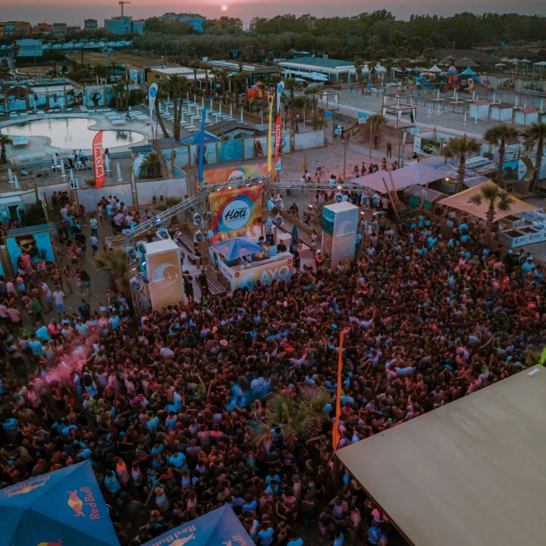 Giovani in festa in un locale sul mare a Sottomarina