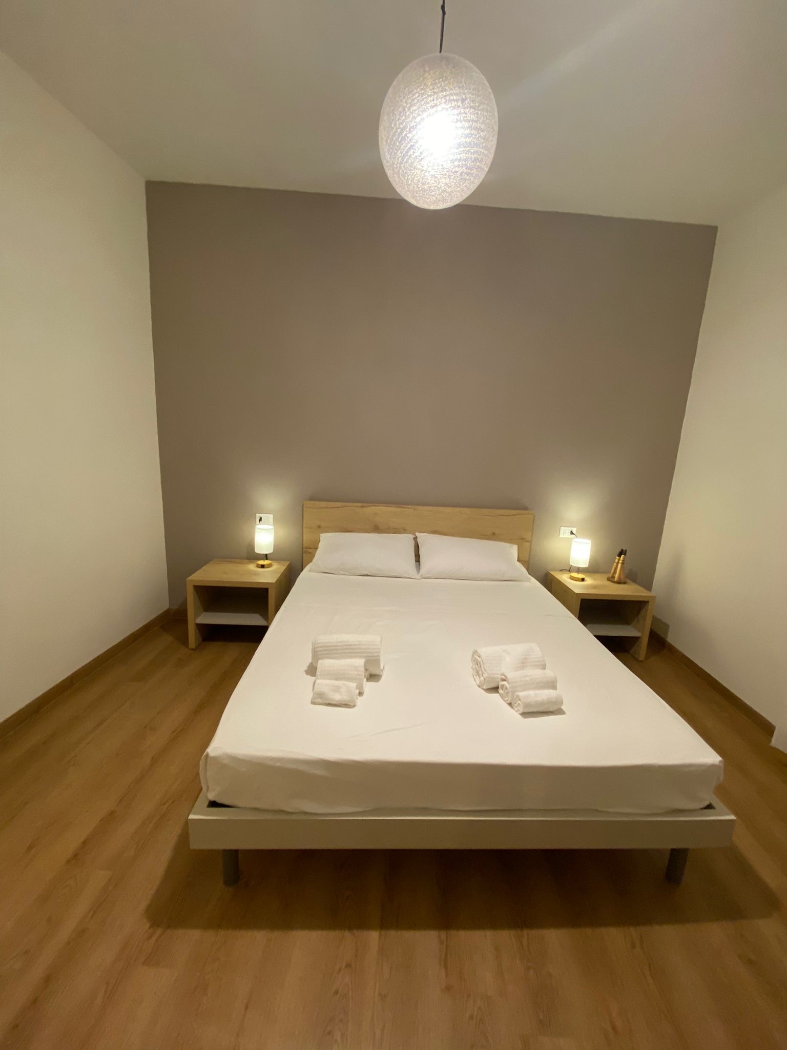 Vista angolare della camera beige con decorazioni moderne