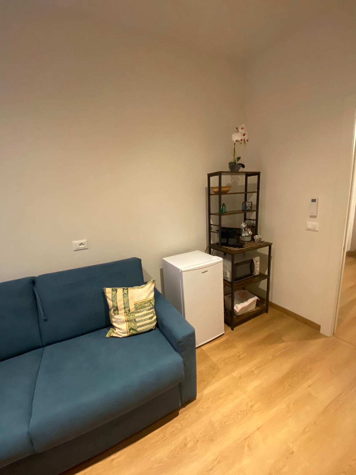 Angolo relax con tavolo e sedie in legno, camera beige