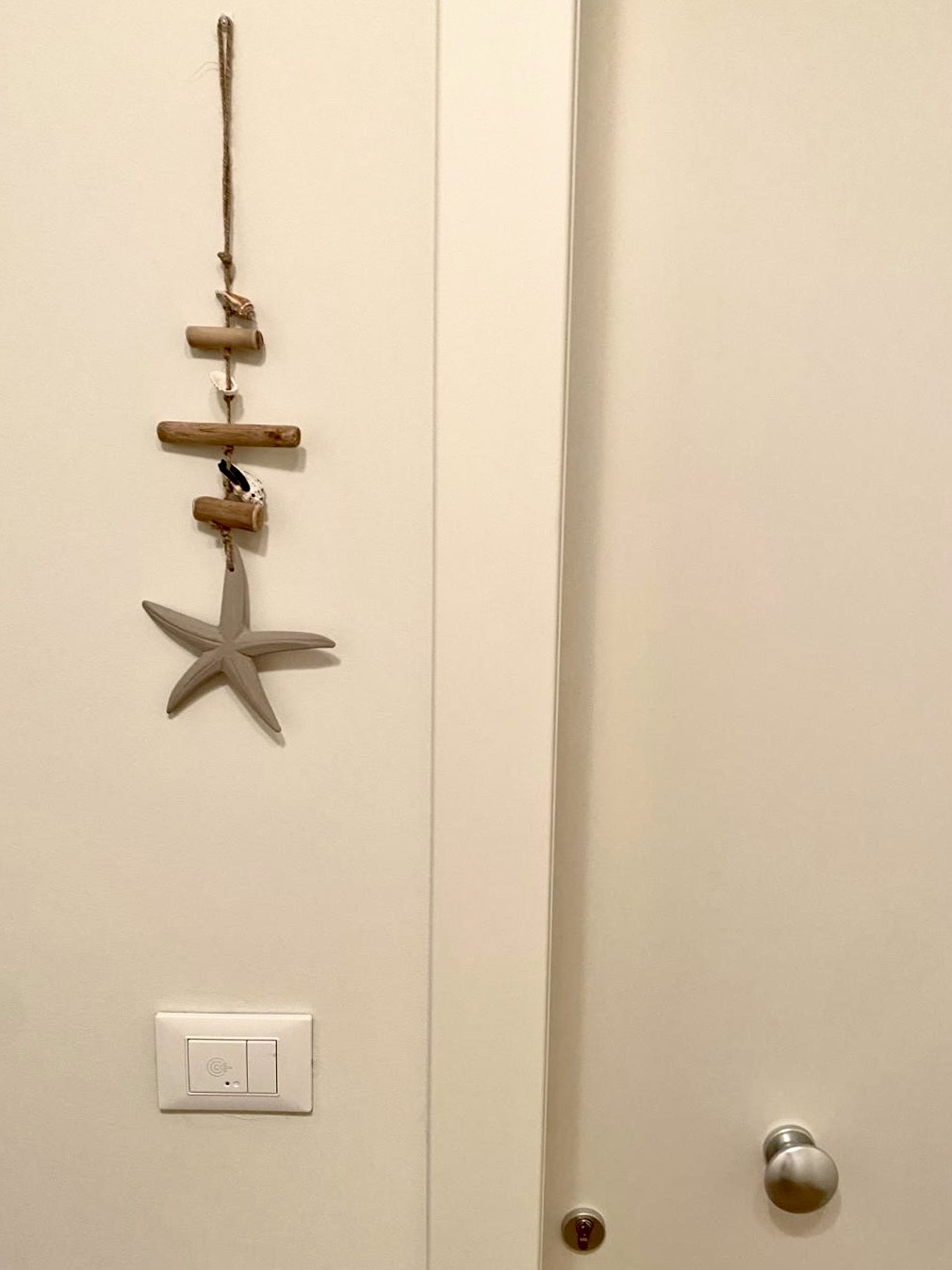 Dettaglio salottino con arredo in stile naturale