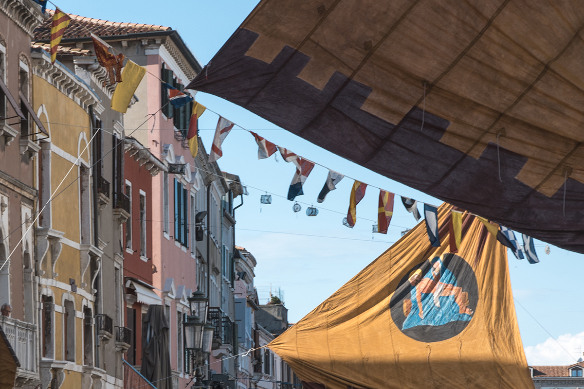 Atmosfera festiva con musica e cibo tipico a Chioggia