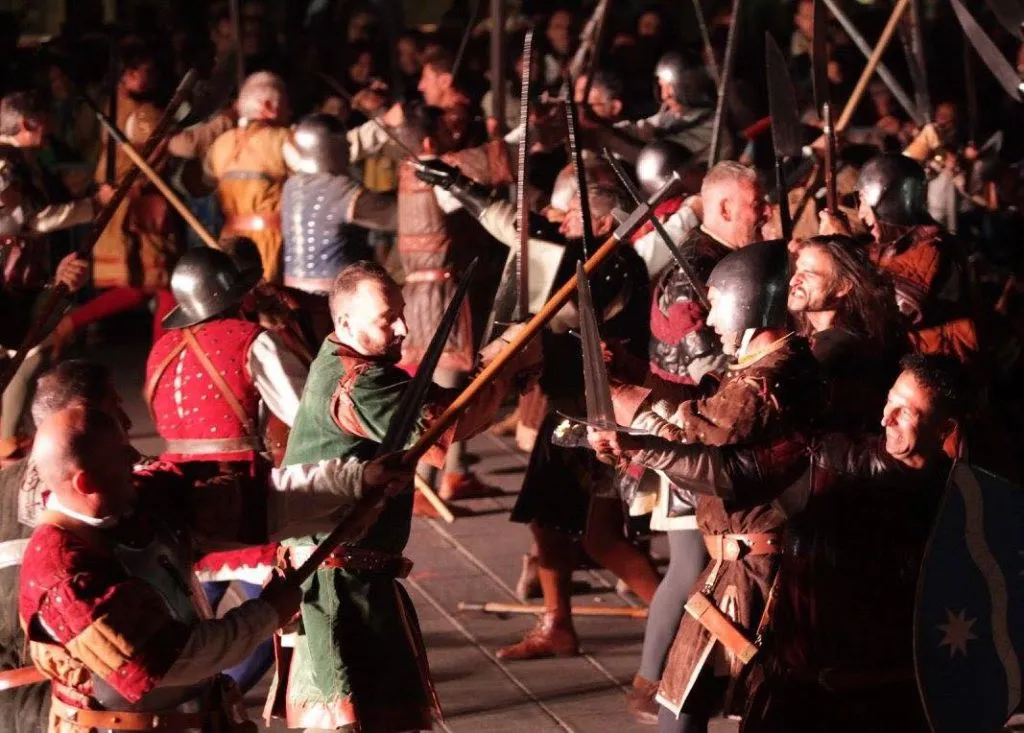 Duelanti con spade durante la festa medievale a Chioggia