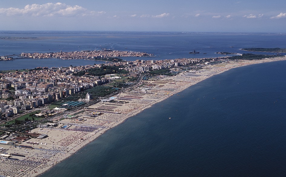 Spiaggia dorata di Sottomarina con ombrelloni e mare calmo