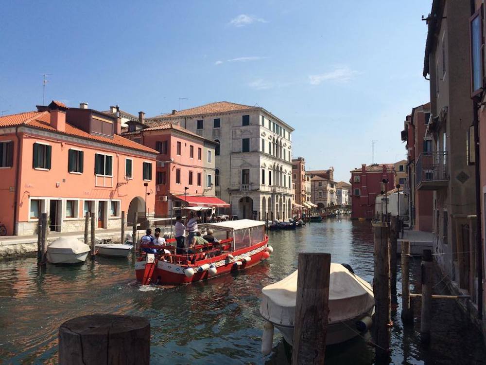 Barca turistica nella laguna veneta